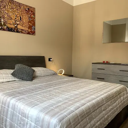 Lucia, Di Como, * ドンゴ