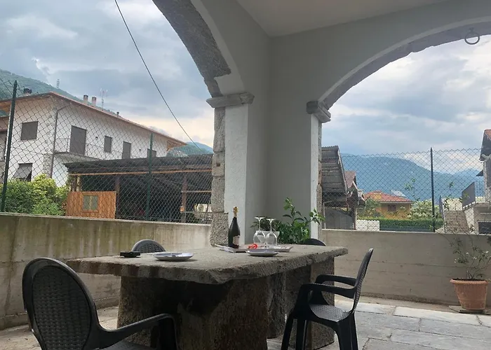 Lucia, Di Como, * Dongo