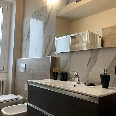 Lucia, Di Como, Dongo