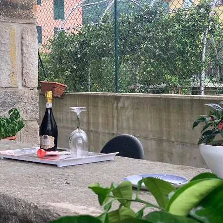 Lucia, Di Como, * Dongo