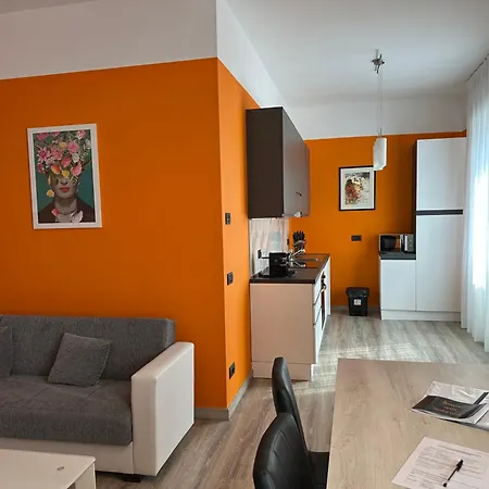 Lucia, Di Como, Διαμέρισμα Dongo