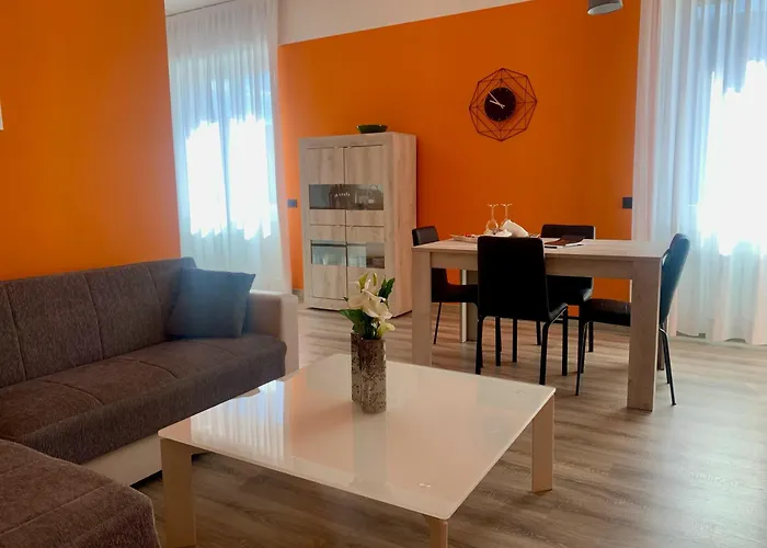 Lucia, Di Como, דונגו